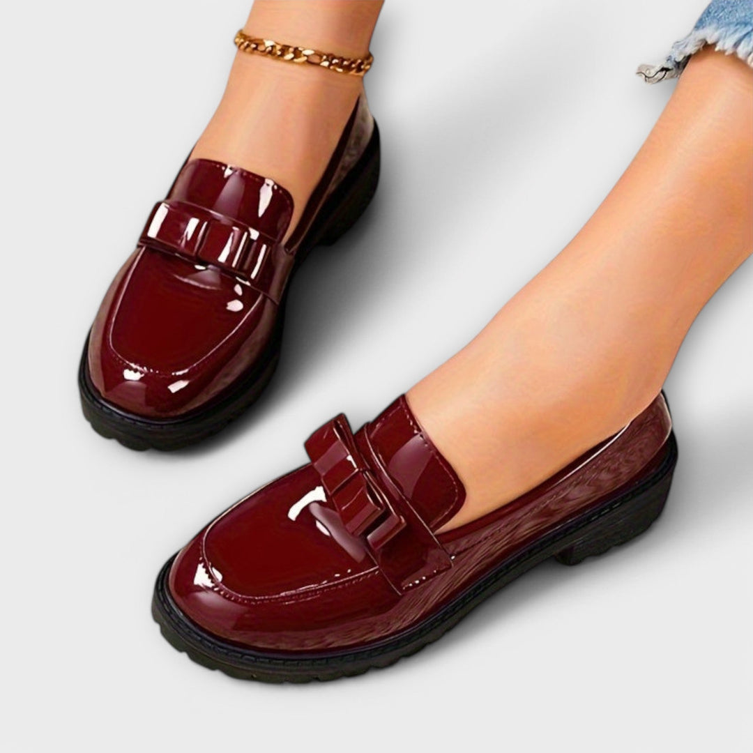 Mocassins Féminins Noirs en Vernis avec Nœud