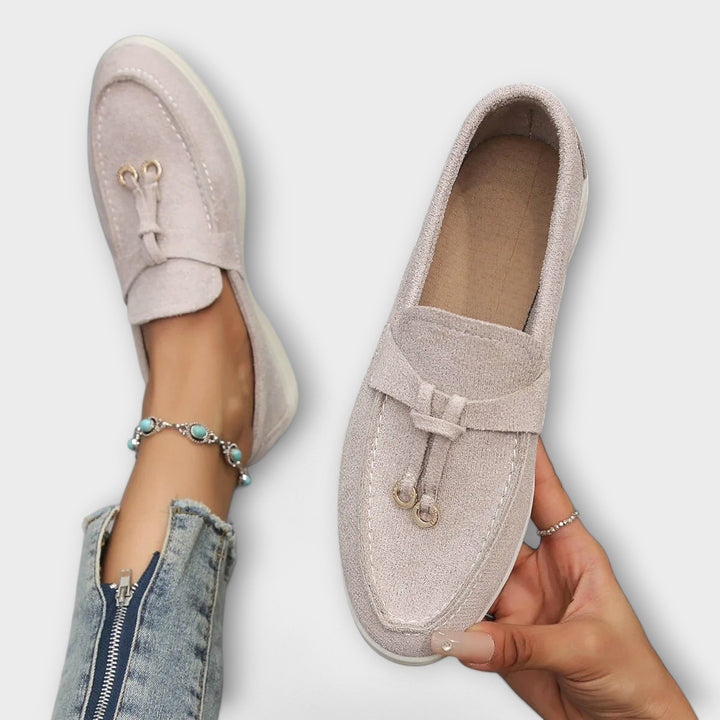Mocassins Féminins Beiges avec Cordons Décoratifs